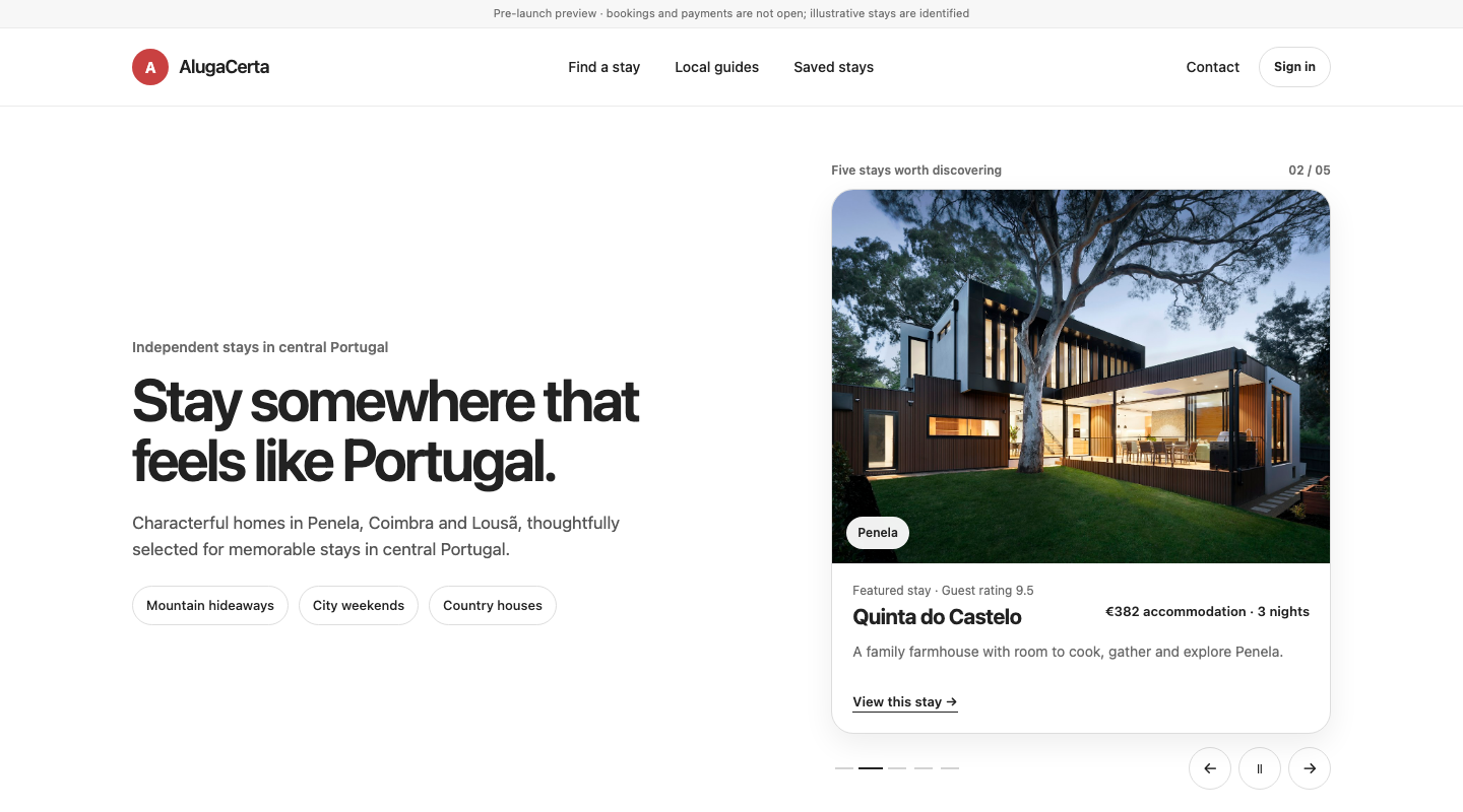 AlugaCerta homepage with full navigation, accommodation search message and featured stay